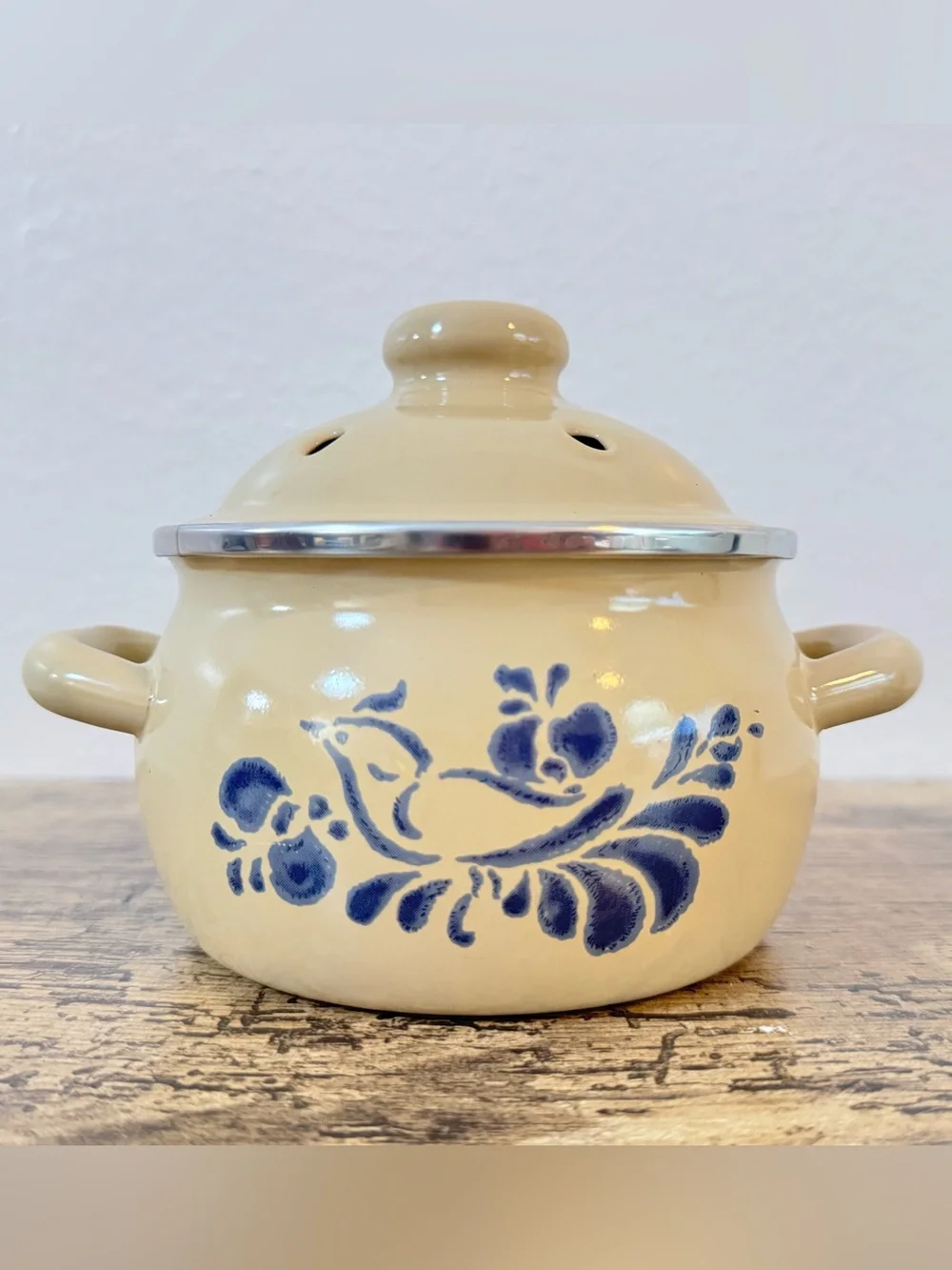Vintage Pfaltzgraff Yorktowne Garlic Keeper with Lid | Blue Bird